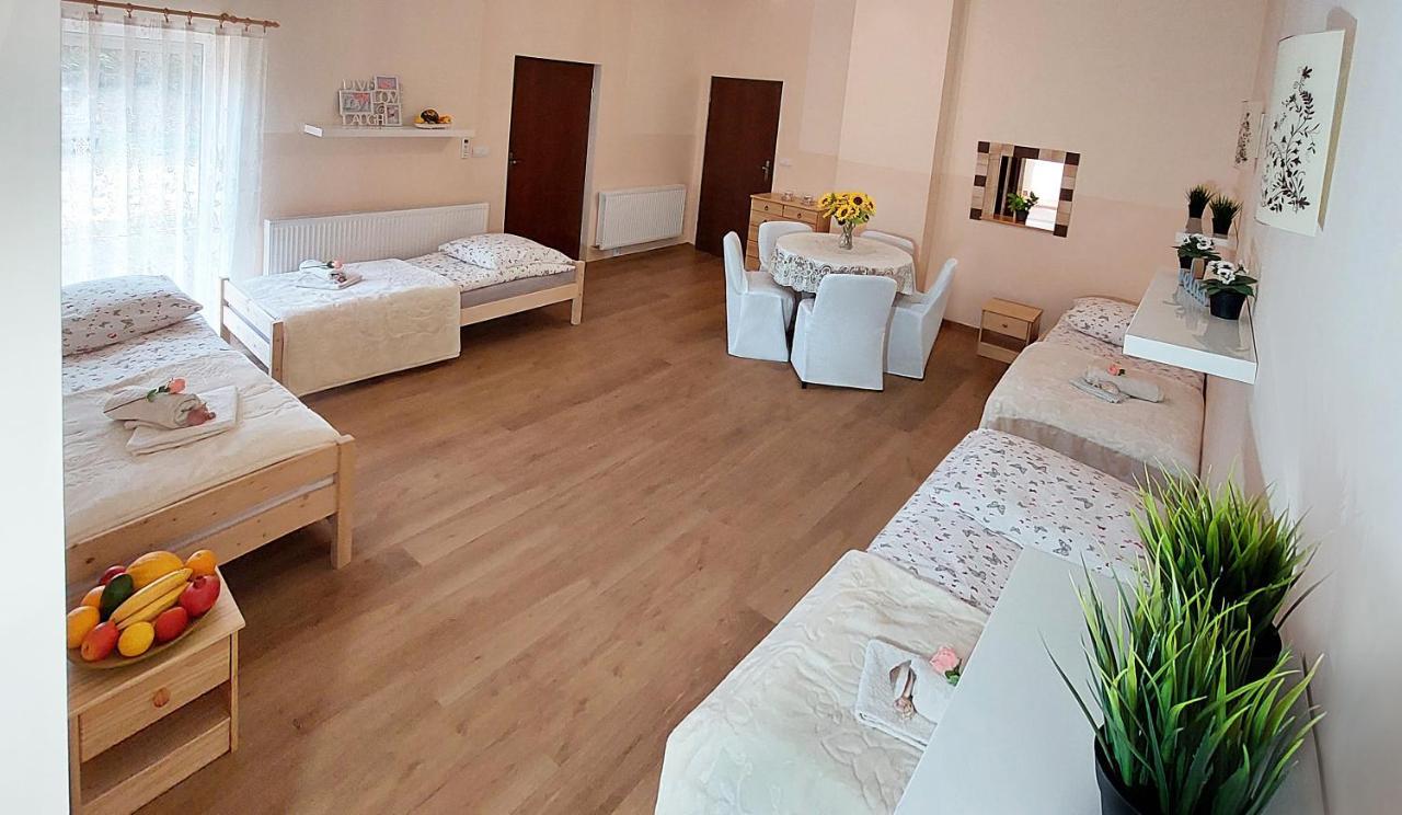 Apartamenty Gorki Male Tuszyn Buitenkant foto